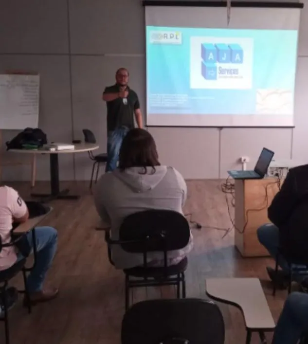 Profissional operando empilhadeira com segurança