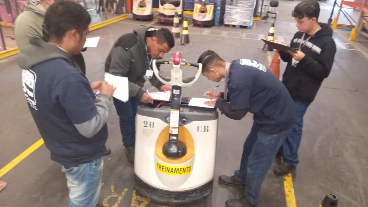 Equipe organizada na área de logística