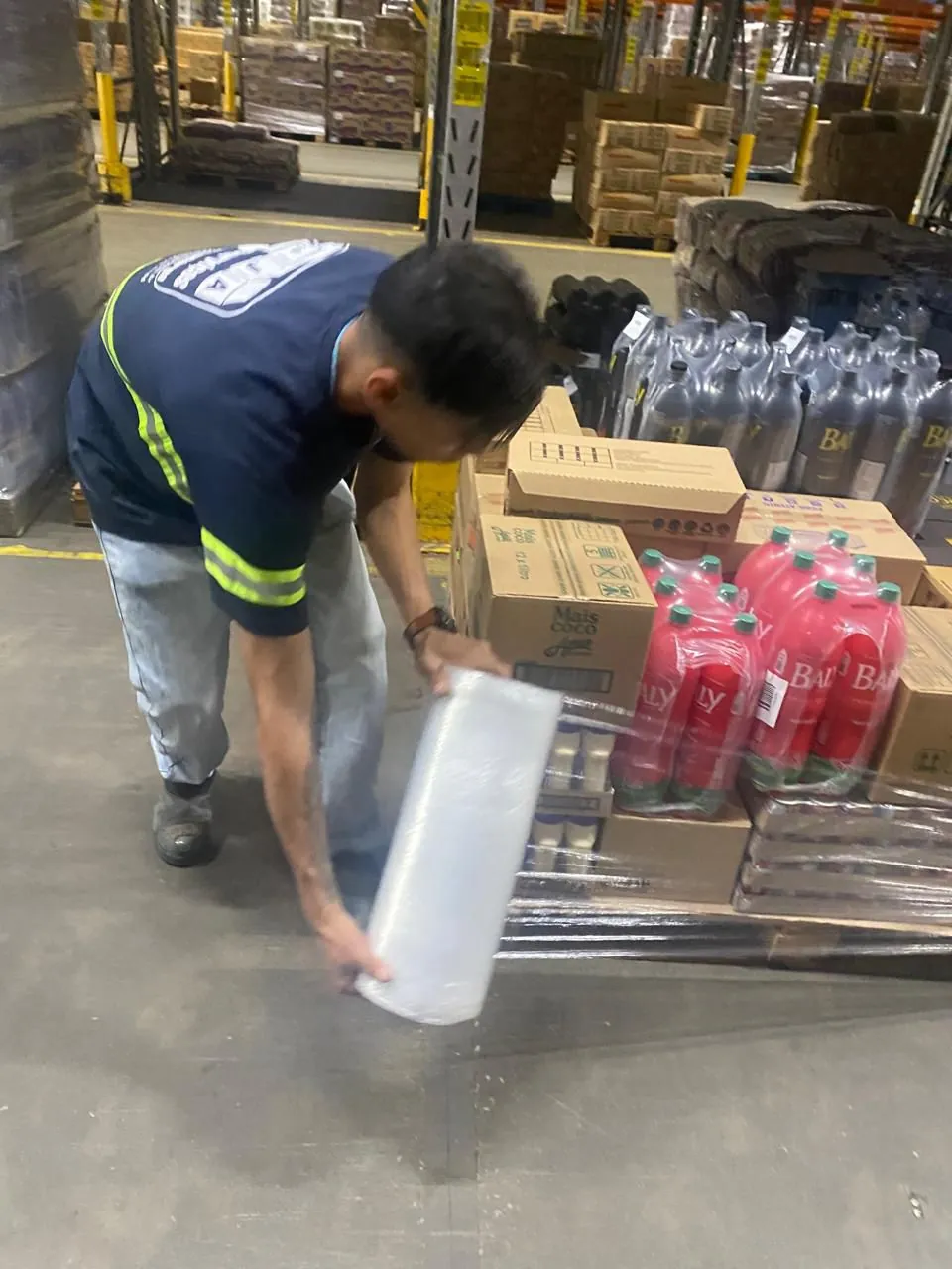 Time AJA Serviços comemorando resultados