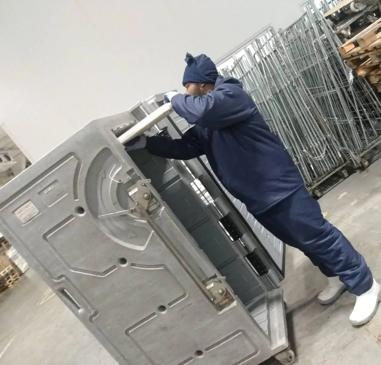 Time AJA Serviços comemorando resultados