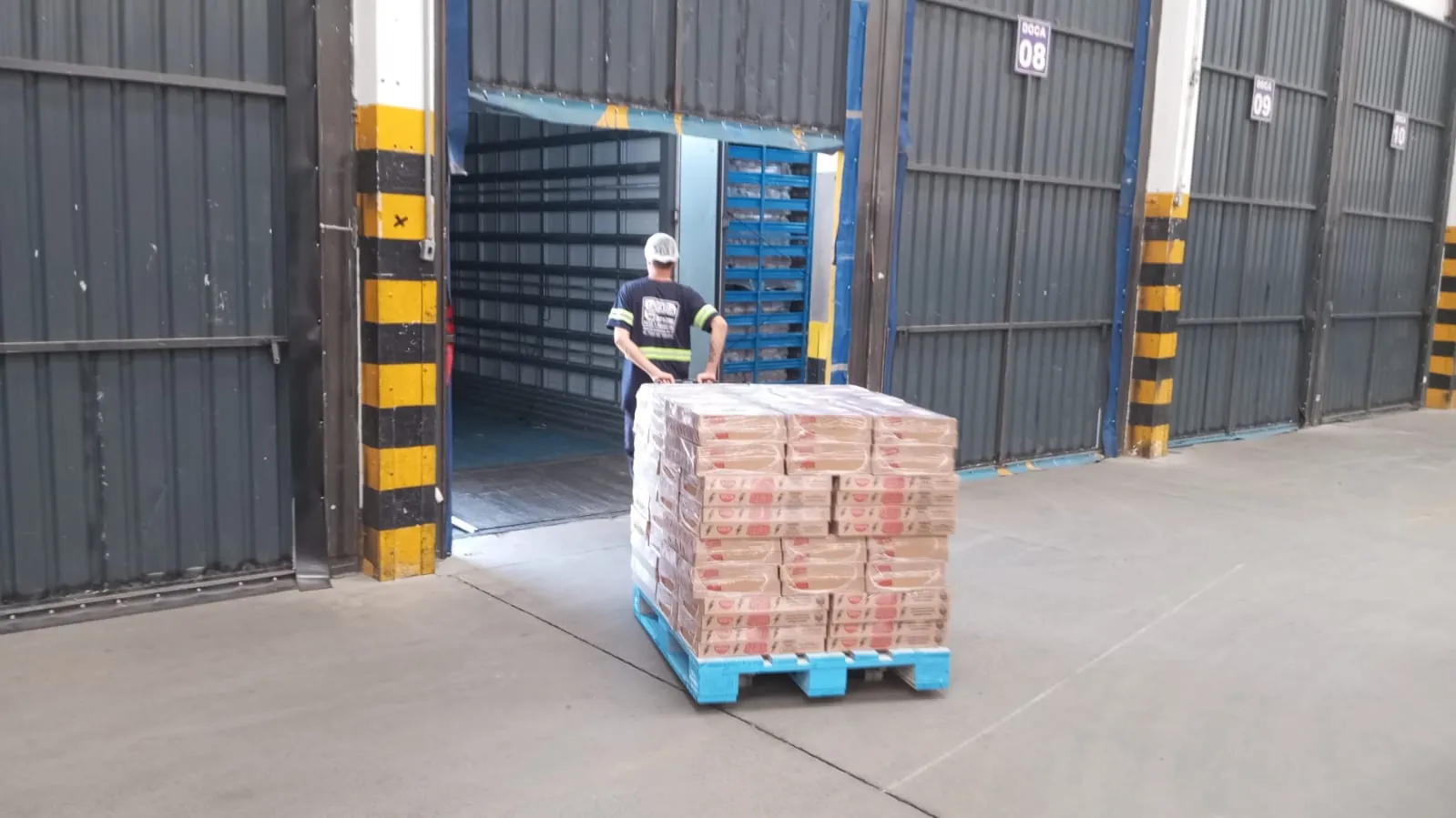 Time AJA Serviços comemorando resultados