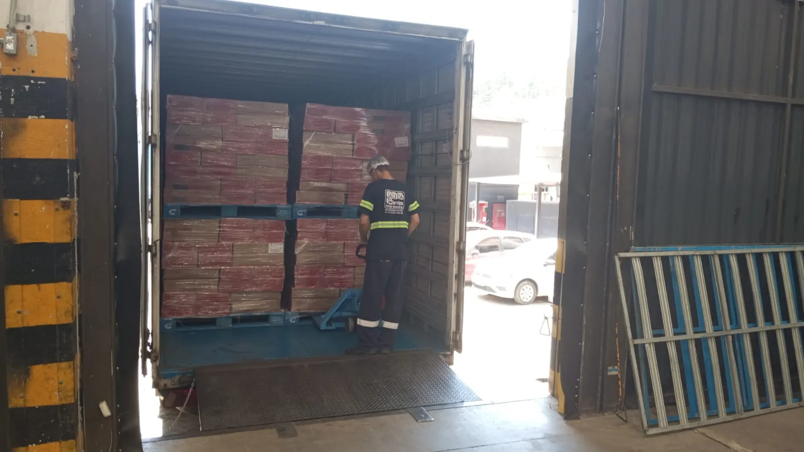 Time AJA Serviços comemorando resultados