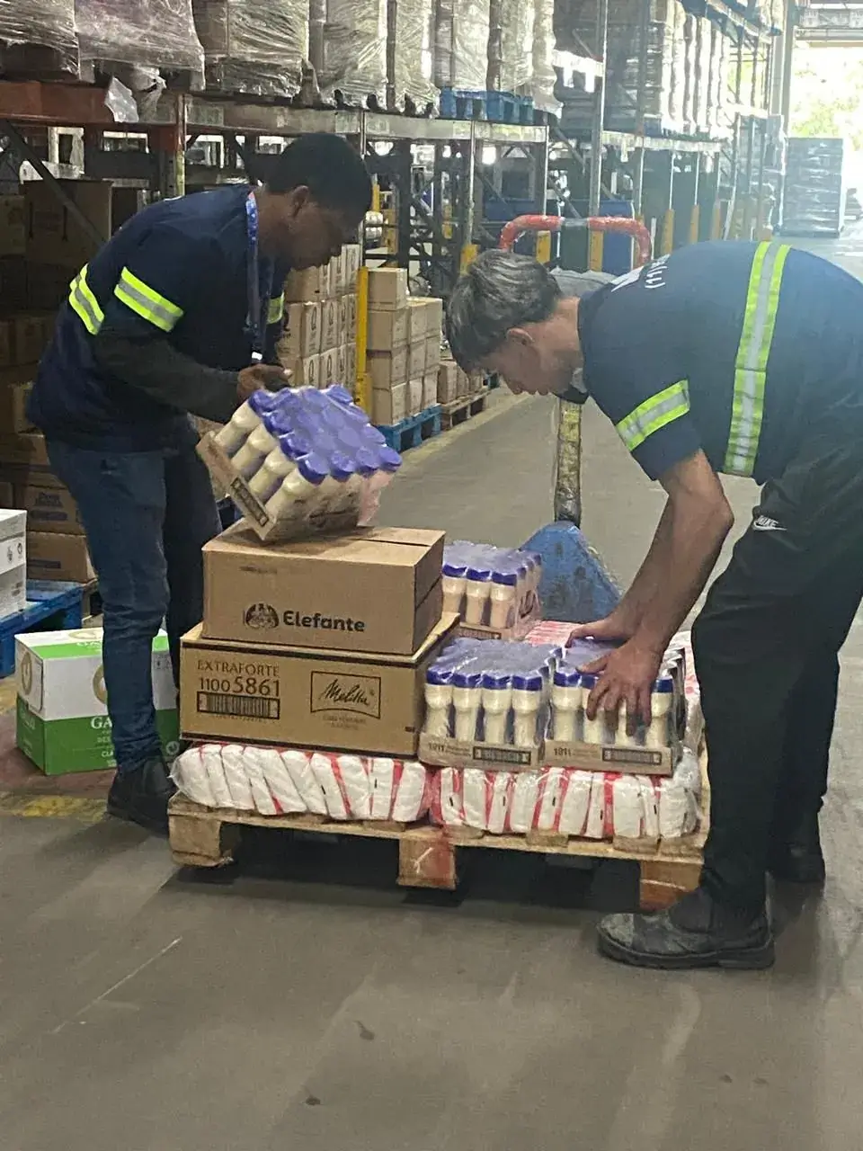 Time AJA Serviços comemorando resultados